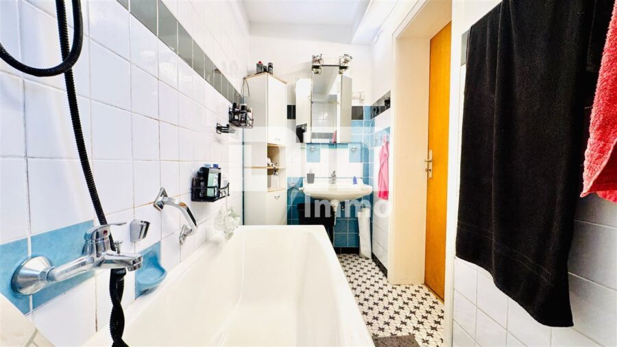 Modernisiertes Ein-/ Zweifamilienhaus inkl. PV-Anlage + Garage auf Traumgrundstück - KG WE4 Bad / Wanne